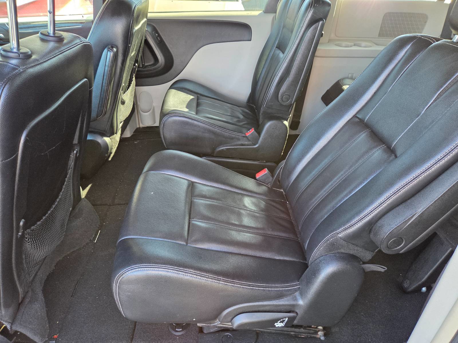 Used 2014 Chrysler Town & Country Touring image 9