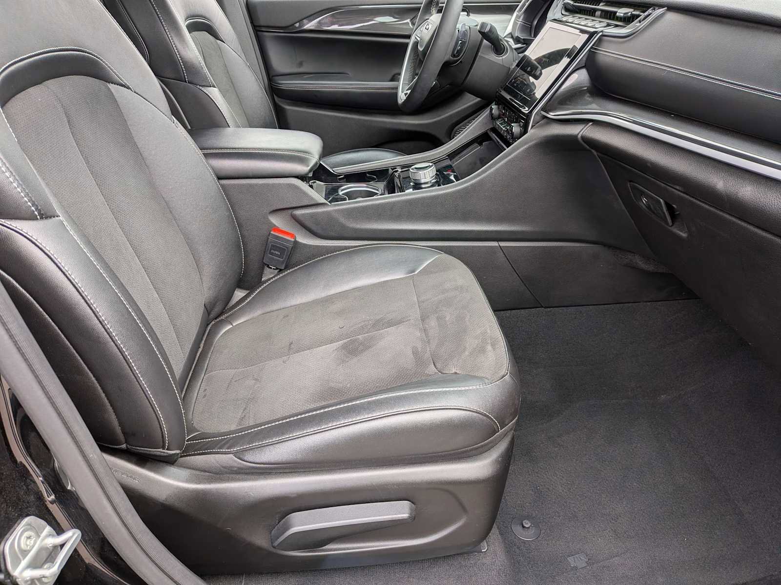 Used 2023 Jeep Grand Cherokee Altitude AWD/4WD image 19