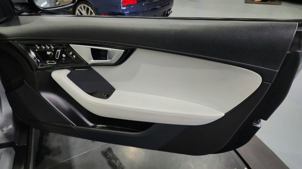 Used 2015 Jaguar F-TYPE S image 39