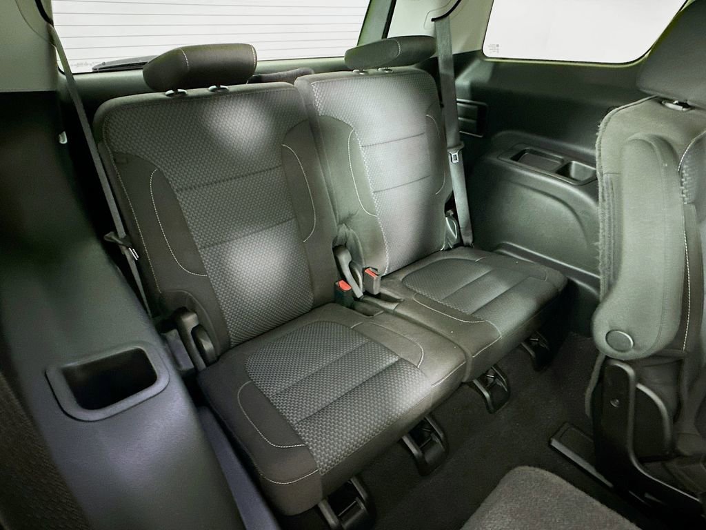 Used 2023 GMC Acadia SLE w/ Driver Convenience Package FWD image 33