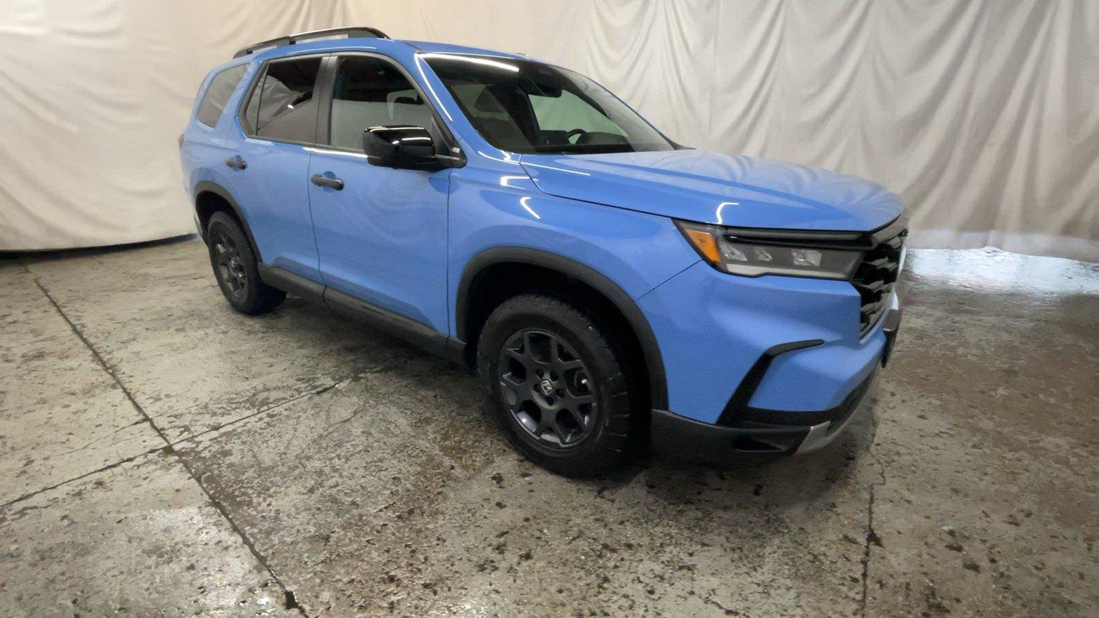 Used 2025 Honda Pilot TrailSport image 2