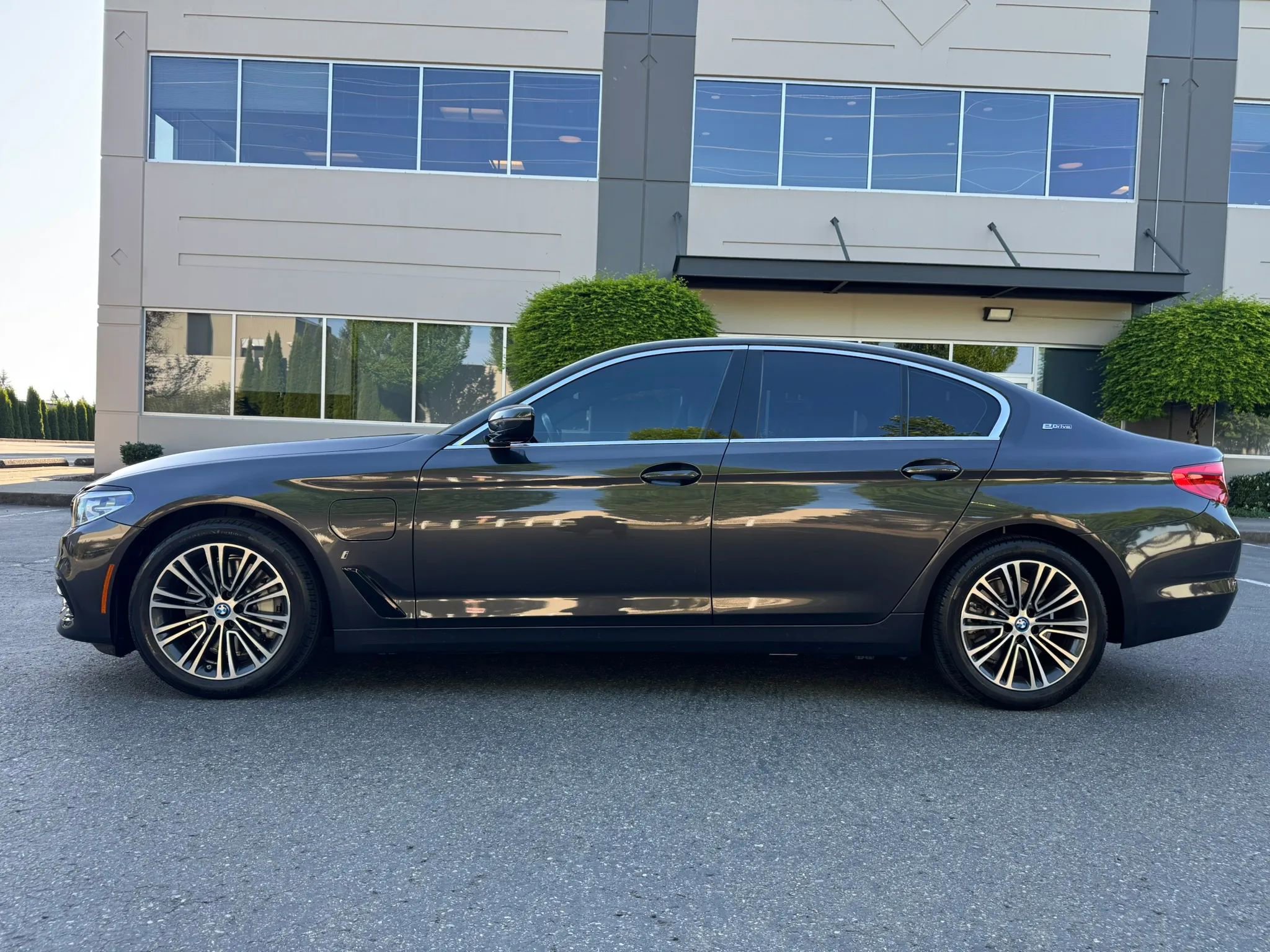 Used 2019 BMW 530e xDrive AWD/4WD image 6
