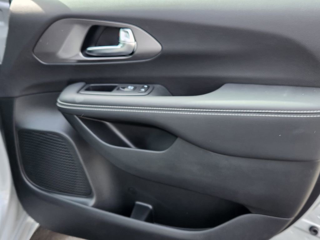 New 2026 Chrysler Pacifica Select w/ S Appearance Package image 13