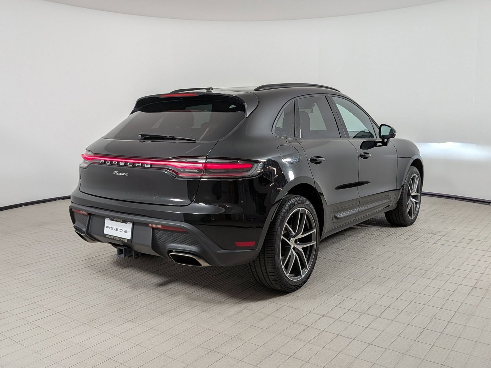 Certified 2023 Porsche Macan AWD/4WD image 9