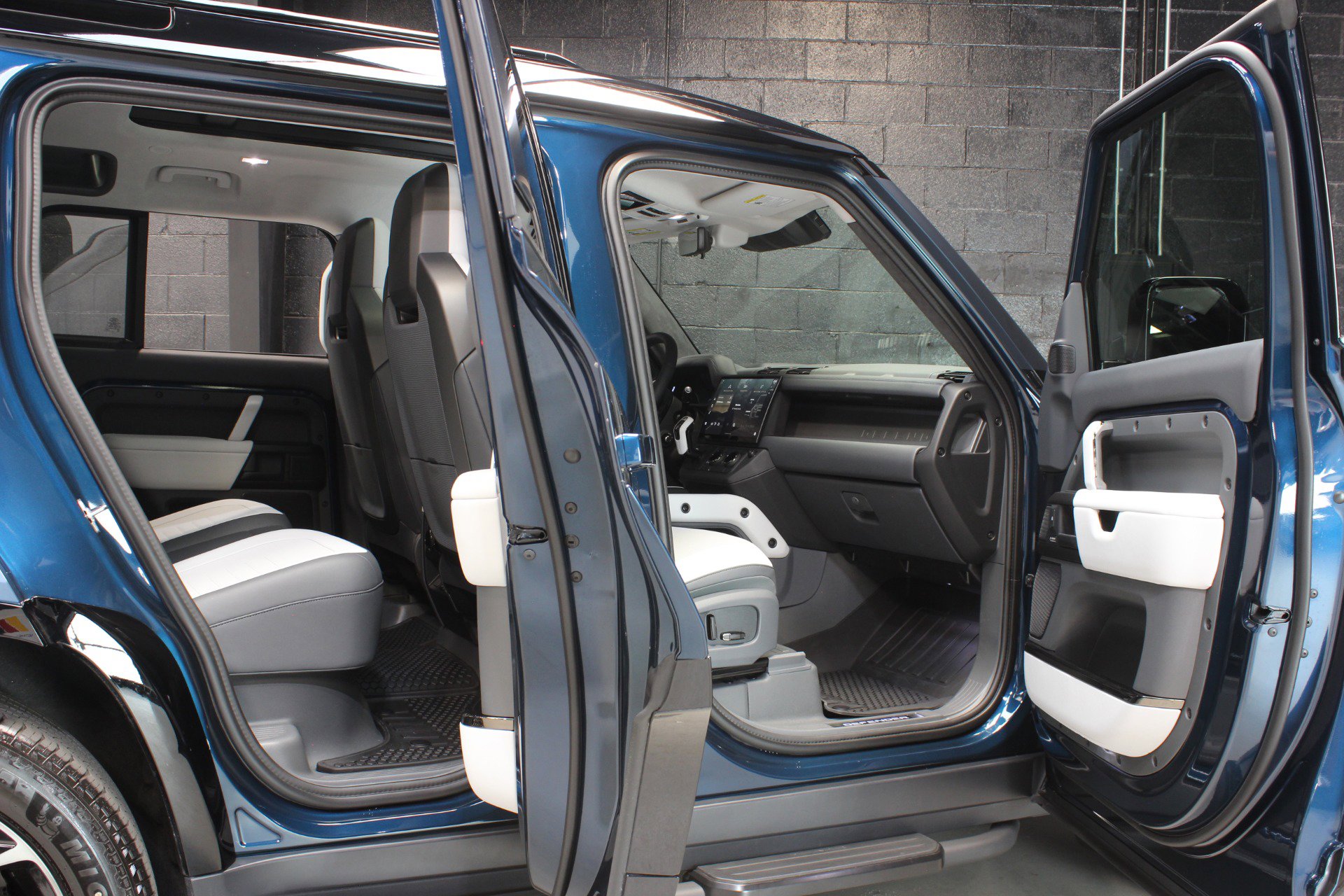 Used 2026 Land Rover Defender 110 OCTA image 37