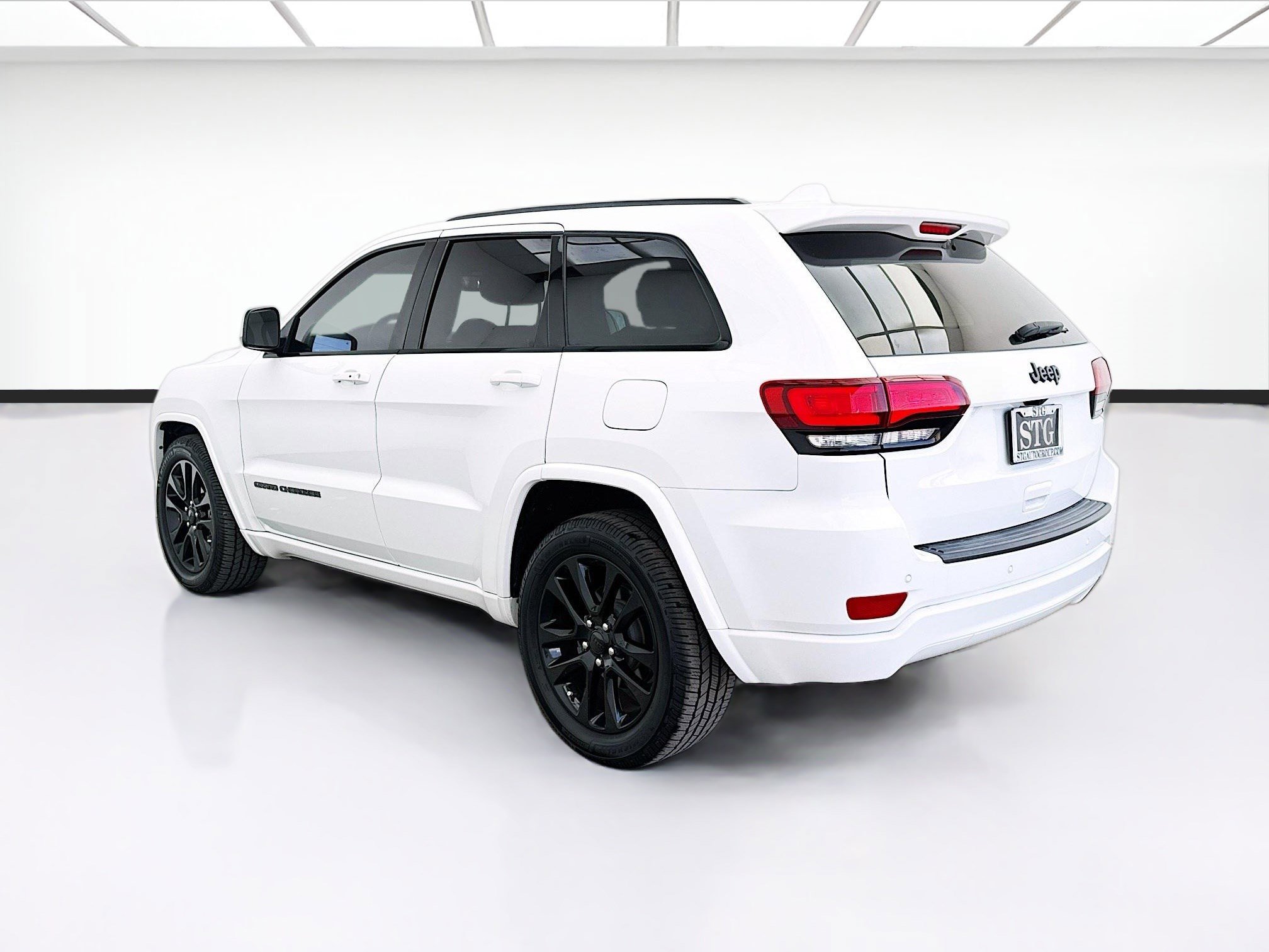 Used 2019 Jeep Grand Cherokee Altitude RWD image 6
