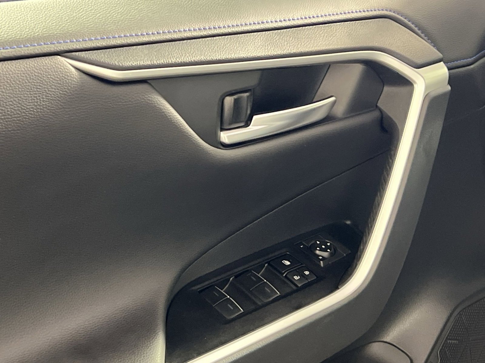 Used 2025 Toyota RAV4 XSE w/ Weather Package image 15