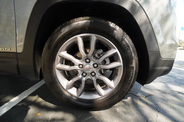 Used 2024 GMC Terrain SLT image 40