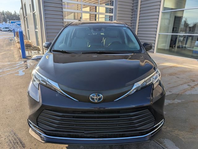 Used 2021 Toyota Sienna XLE w/ XLE Plus Package image 2