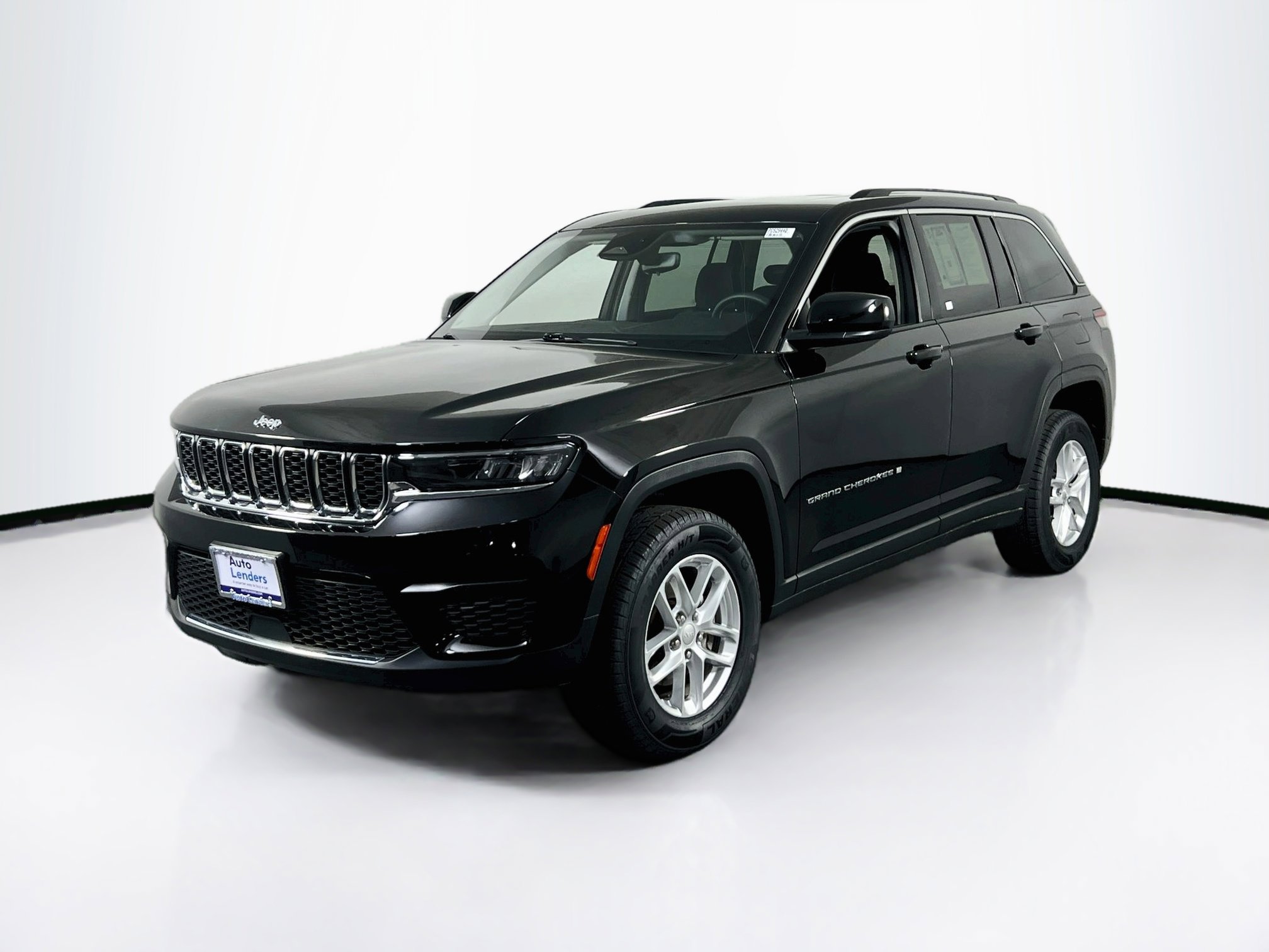 Used 2023 Jeep Grand Cherokee Laredo AWD/4WD image 1