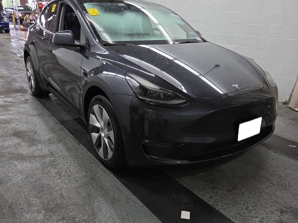 Used 2024 Tesla Model Y Long Range AWD/4WD image 3