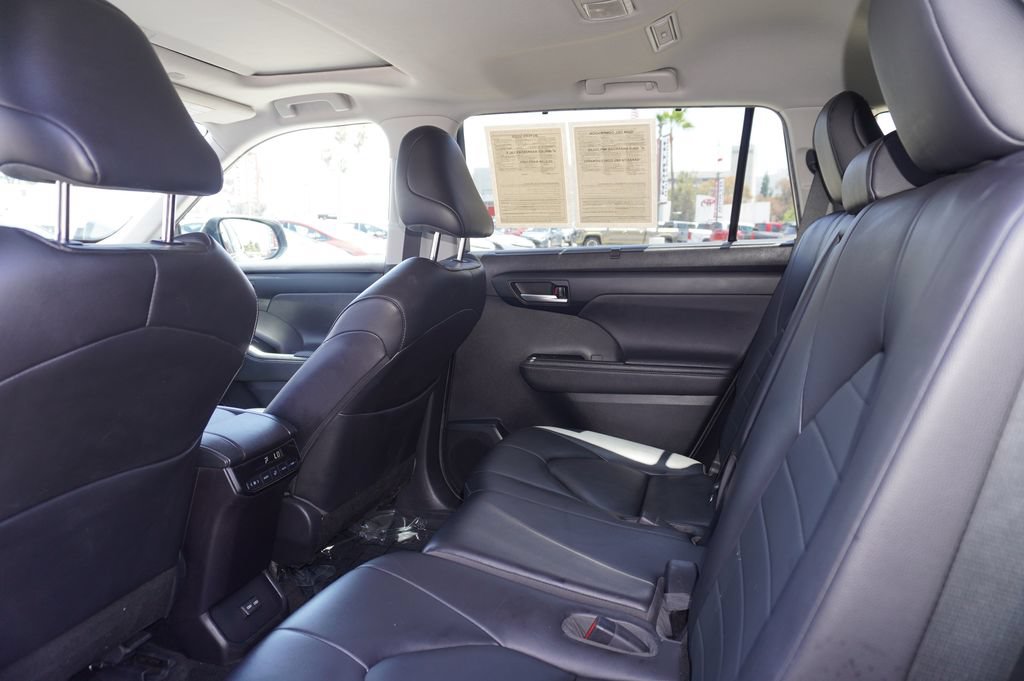 Used 2023 Toyota Highlander XLE FWD image 12