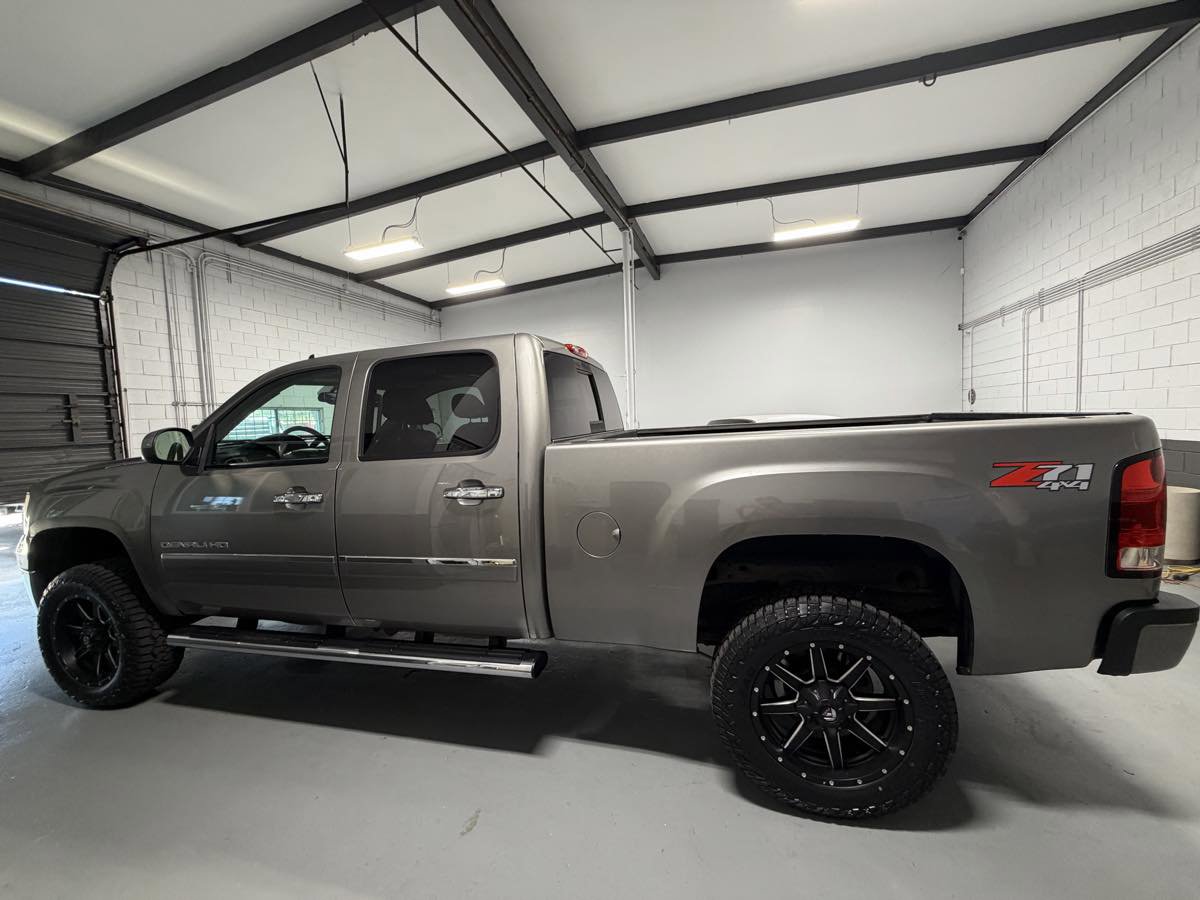 Used 2013 GMC Sierra 2500 Denali w/ Suspension Package, Off-Road AWD/4WD image 8
