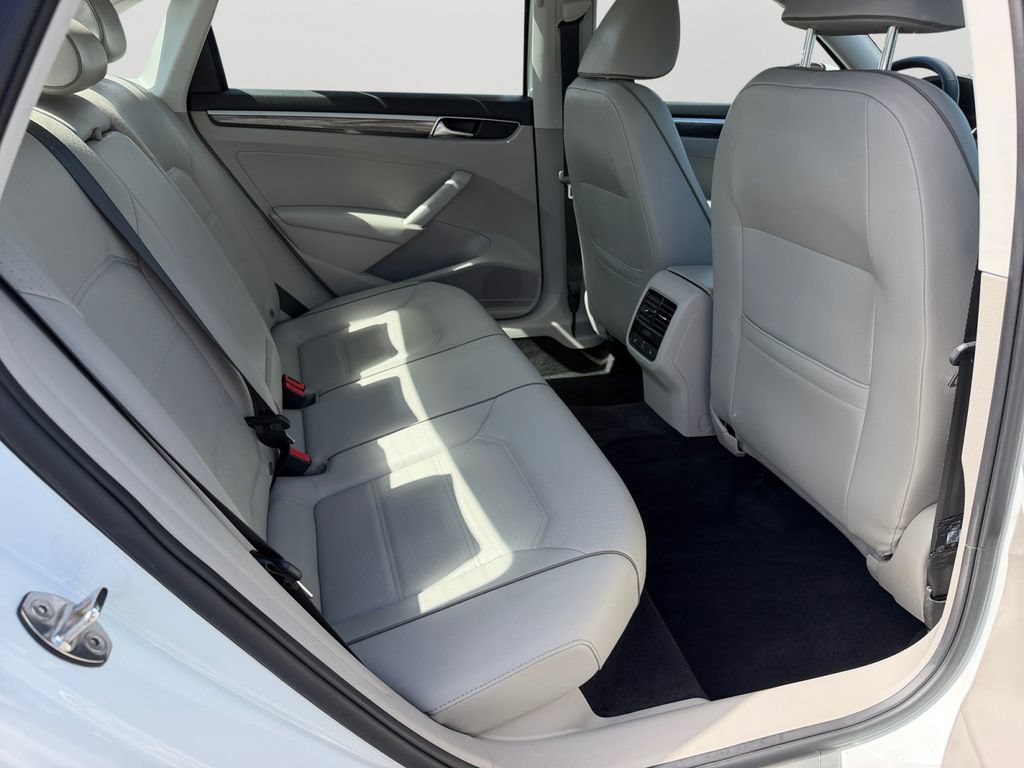 Used 2018 Volkswagen Passat 2.0T SE FWD image 9