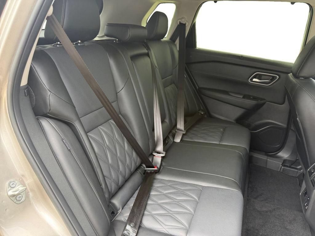 Used 2026 Nissan Rogue Platinum w/ Platinum Premium Package AWD/4WD image 17
