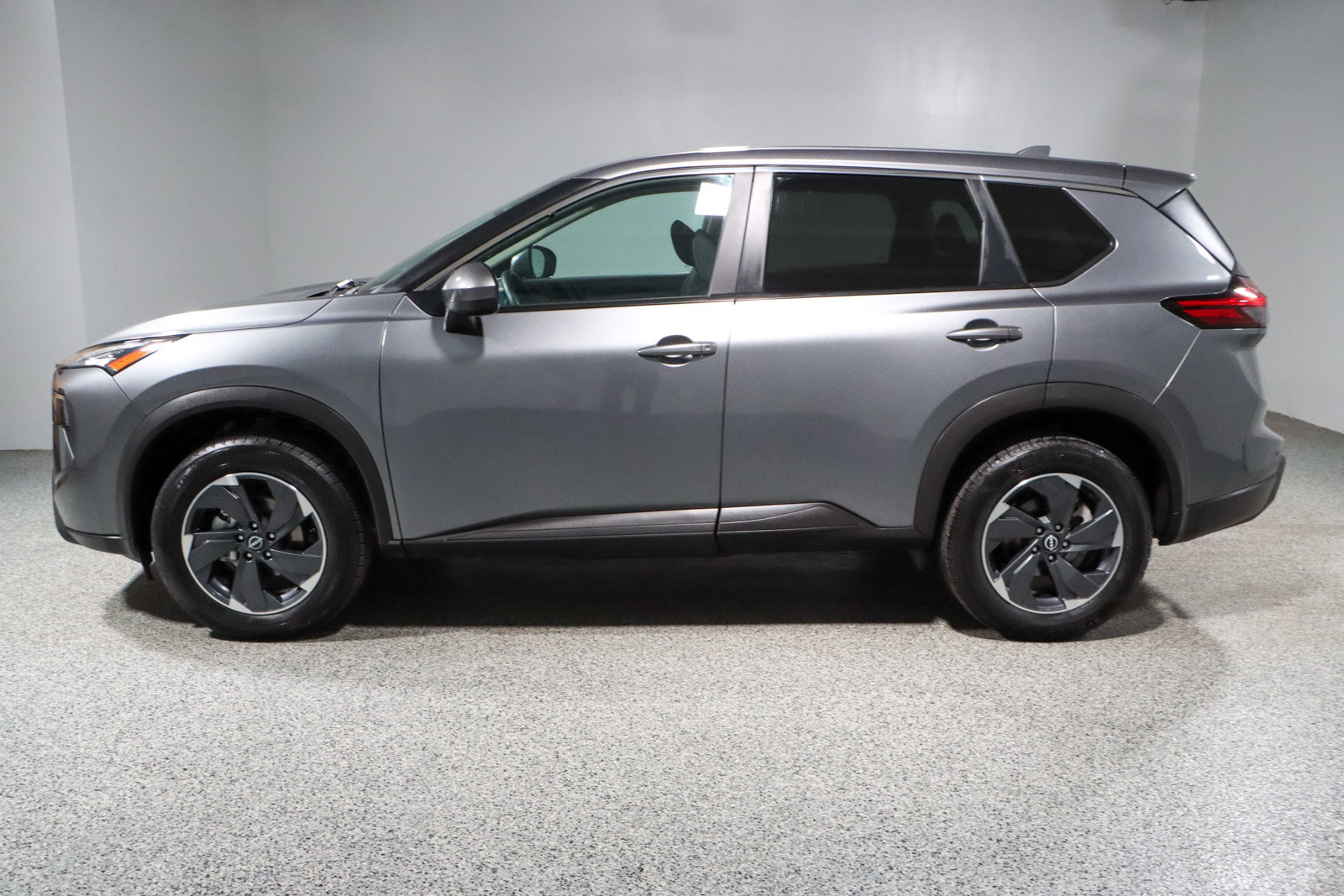 Used 2024 Nissan Rogue SV image 10