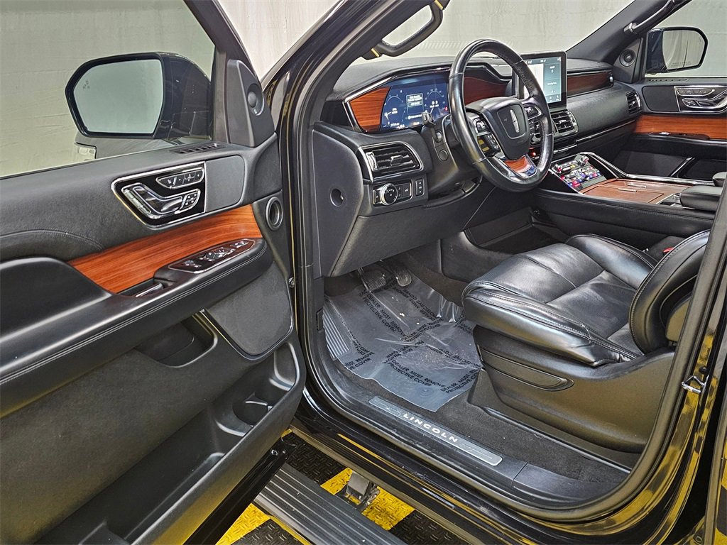 Used 2019 Lincoln Navigator Reserve image 22