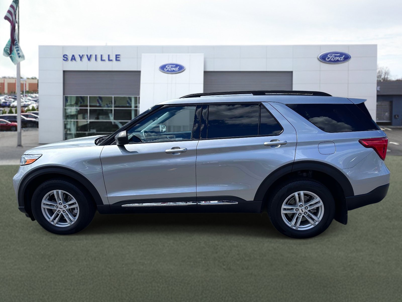 Certified 2024 Ford Explorer XLT w/ Equipment Group 202A AWD/4WD image 2