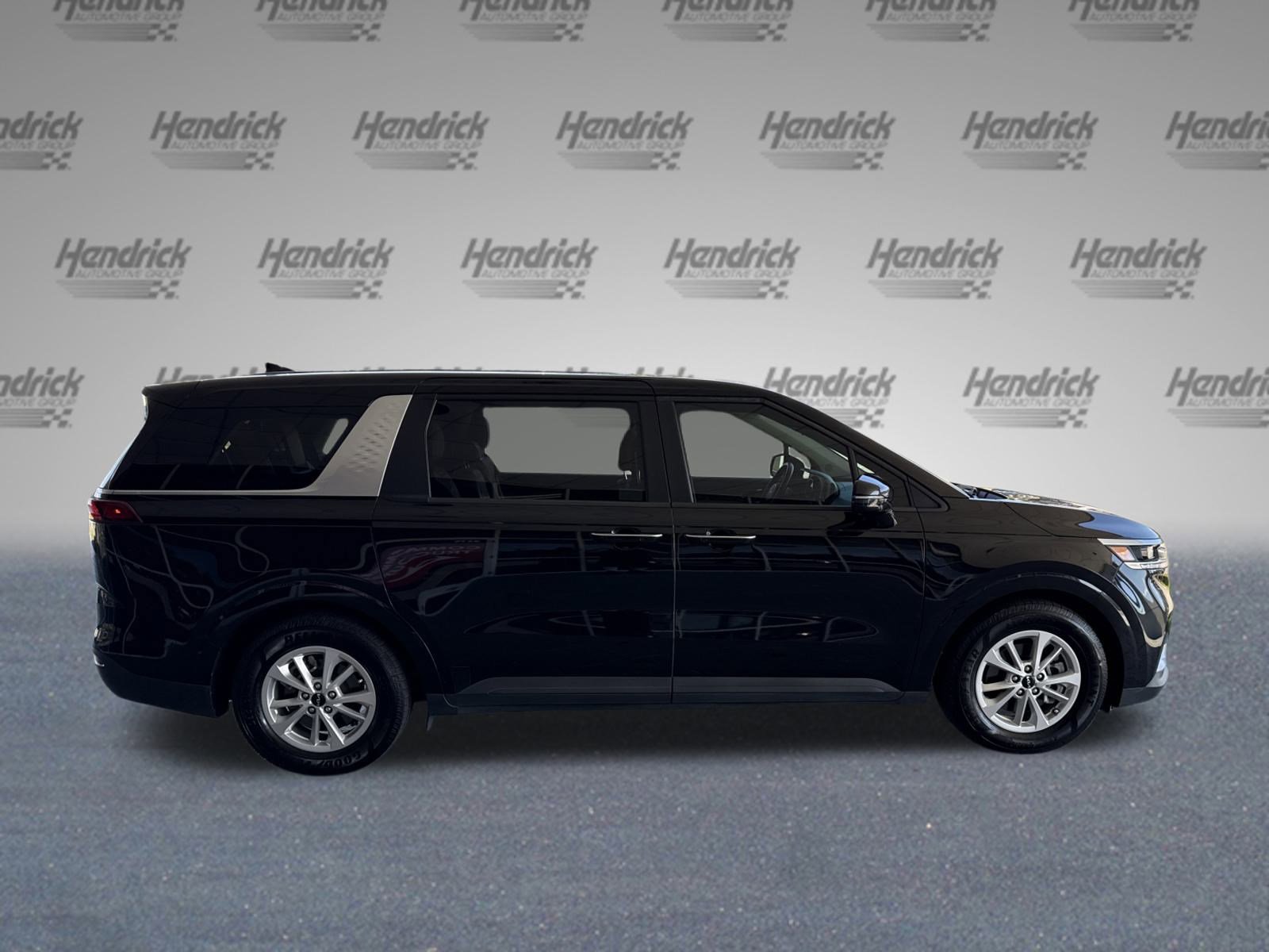 Used 2023 Kia Carnival LX image 10