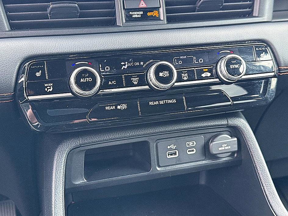 Used 2025 Honda Pilot Sport image 15