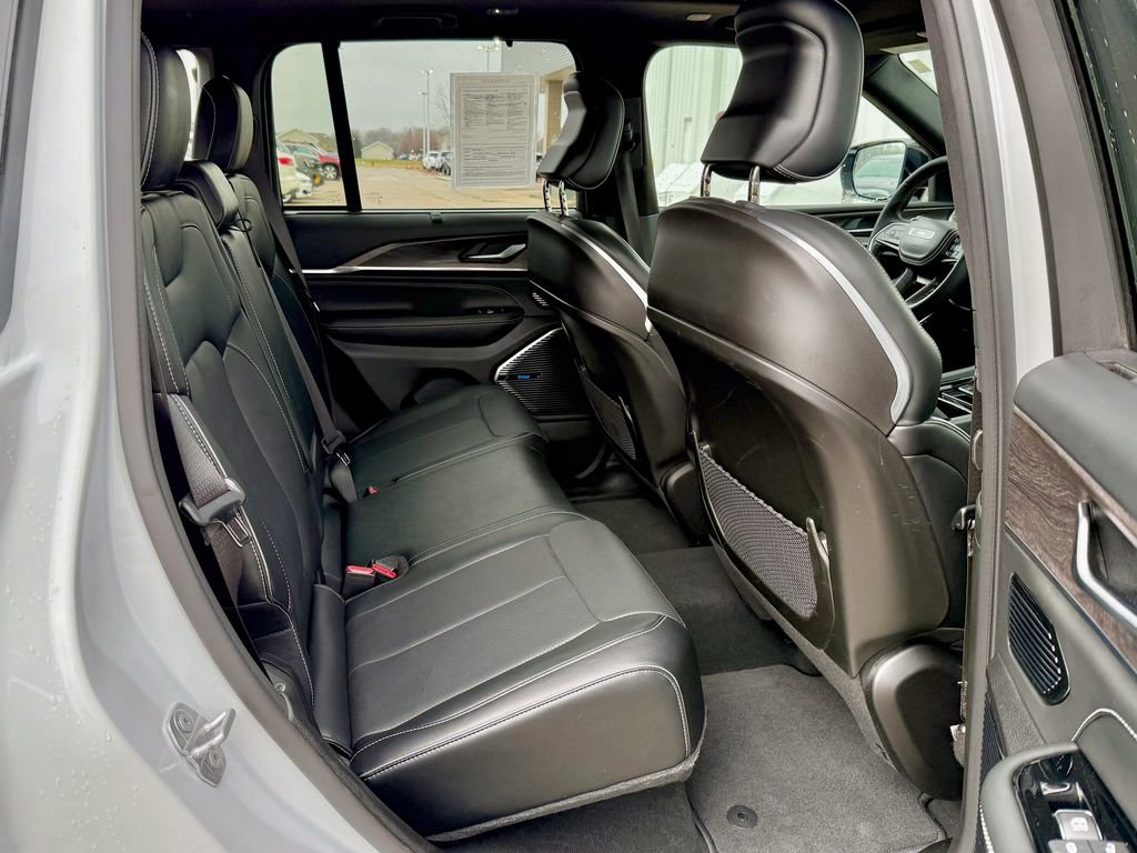 Used 2023 Jeep Grand Cherokee Overland w/ Luxury Tech Group IV image 18