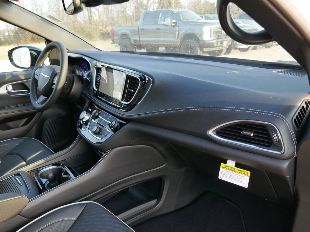 New 2026 Chrysler Pacifica Limited w/ Uconnect Theater Family Group image 13