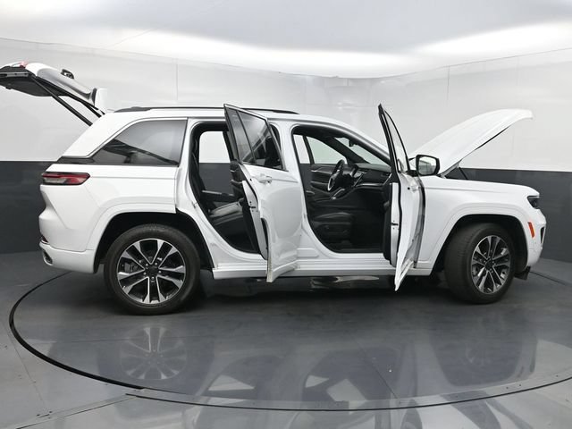 Used 2024 Jeep Grand Cherokee Overland w/ Trailer Tow Package AWD/4WD image 38
