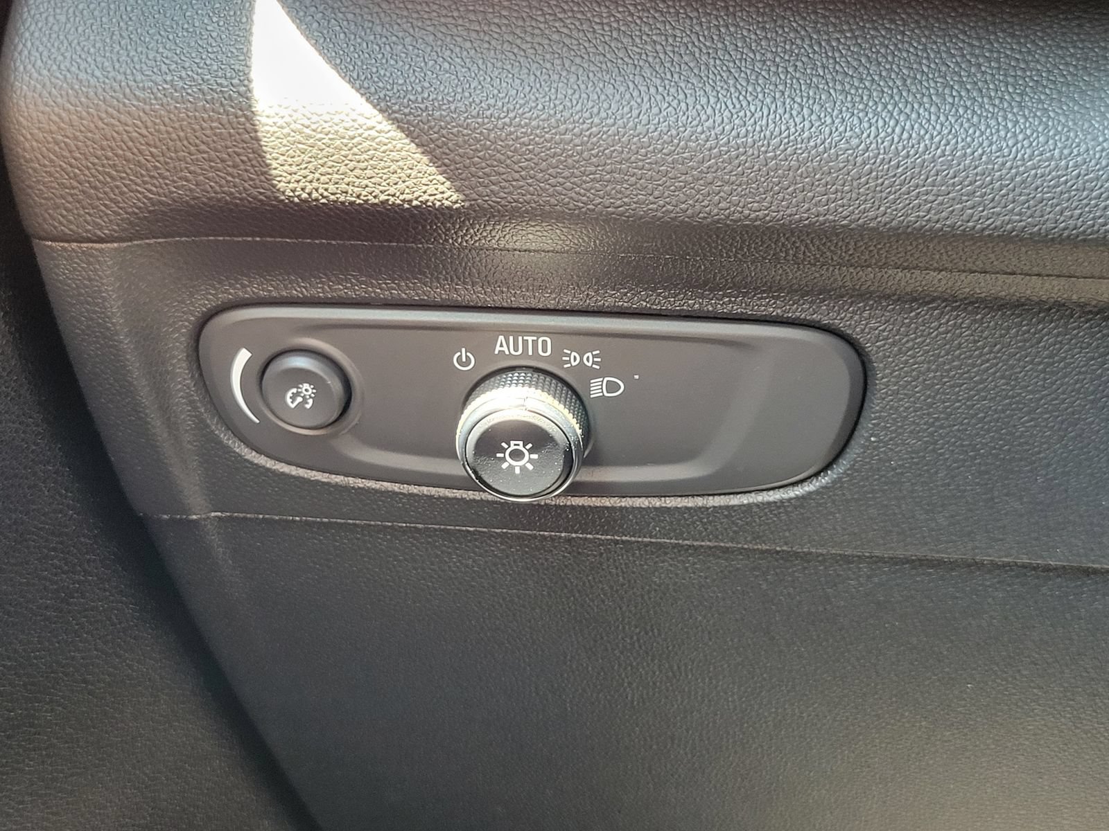 Used 2023 Buick Envision Essence AWD/4WD image 15