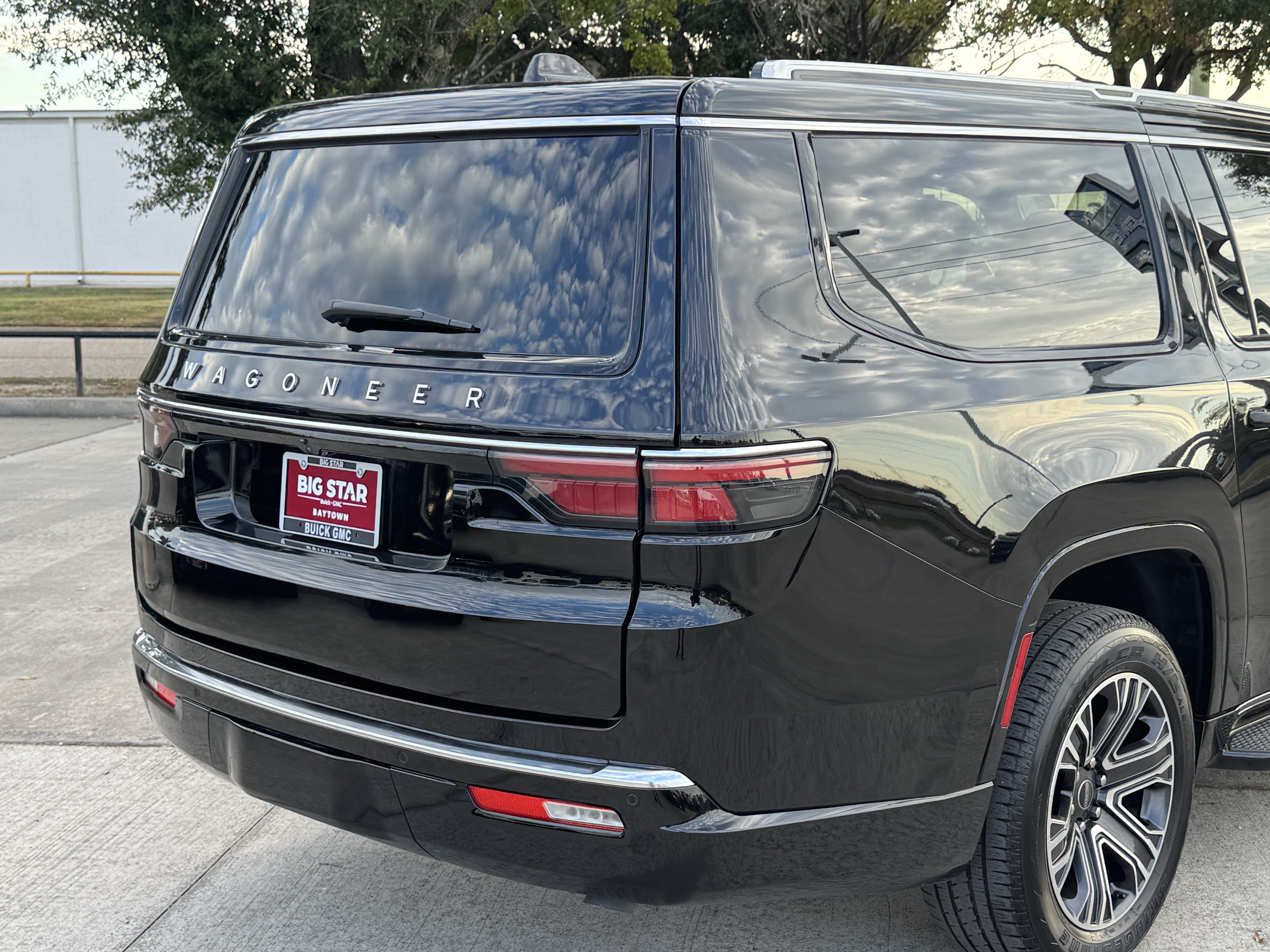Used 2025 Jeep Wagoneer L Series II w/ 8-pass Seating Package AWD/4WD image 7