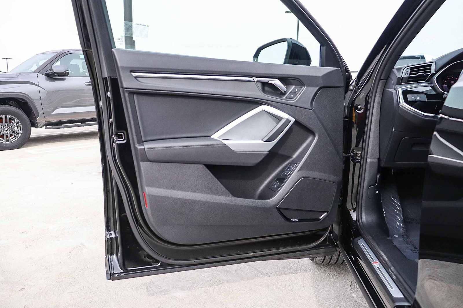 Used 2025 Audi Q3 2.0T Premium Plus w/ Premium Plus Package image 29