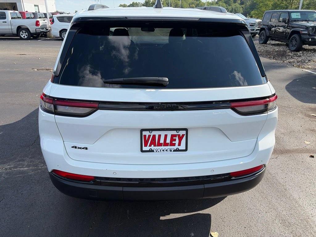 Used 2025 Jeep Grand Cherokee Altitude AWD/4WD image 6
