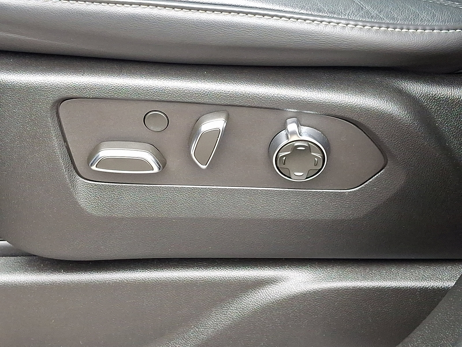 Certified 2022 Cadillac Escalade Sport Platinum w/ LPO, ONYX Package image 17