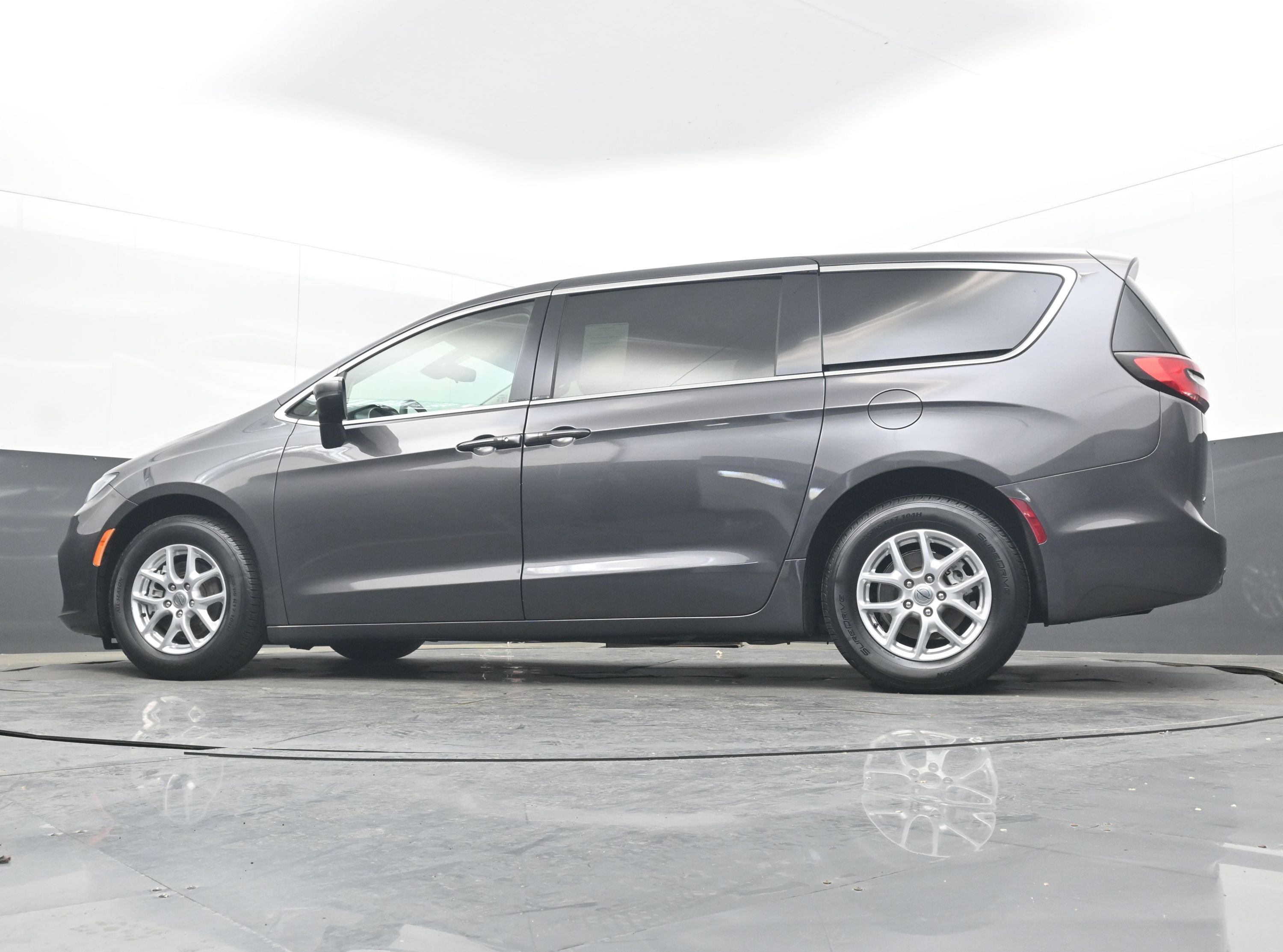 Used 2023 Chrysler Pacifica Touring-L image 28