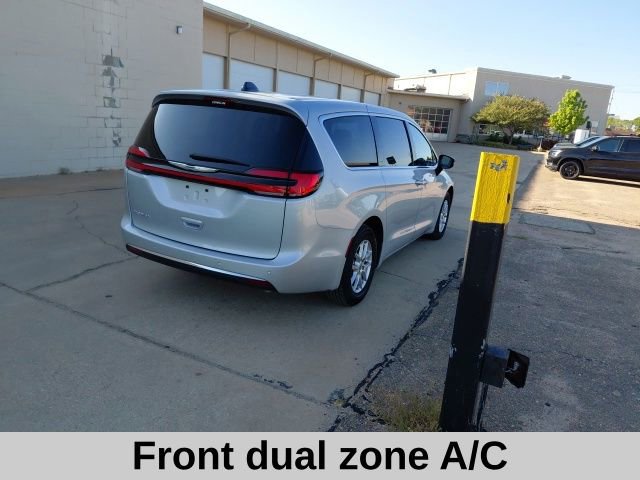 Used 2024 Chrysler Pacifica Touring-L FWD image 4