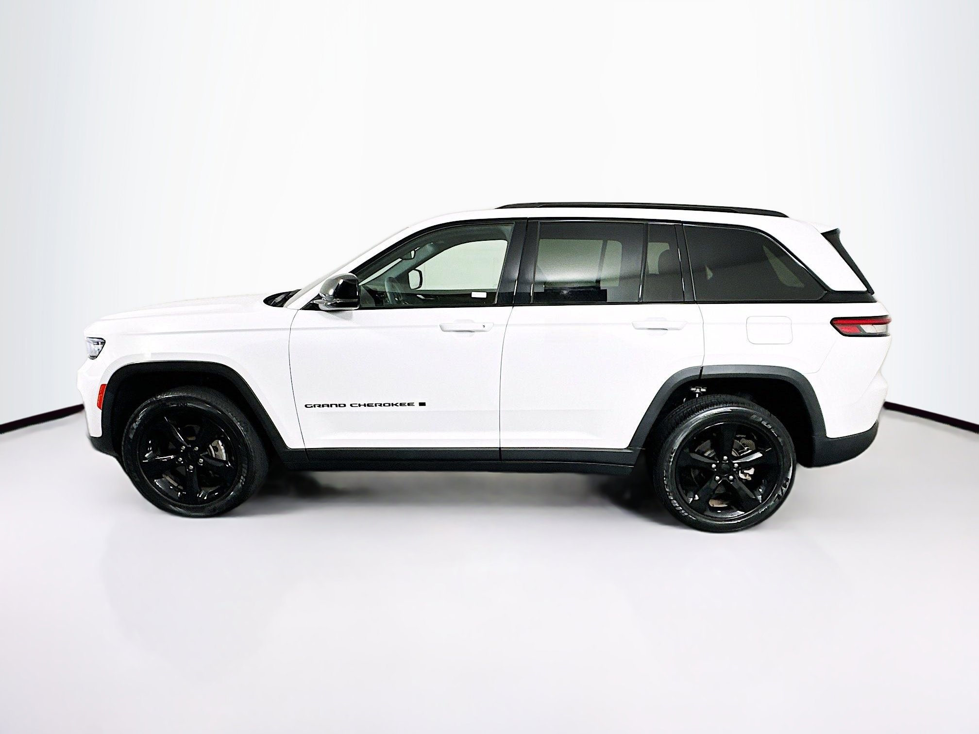 Used 2023 Jeep Grand Cherokee Altitude AWD/4WD image 4