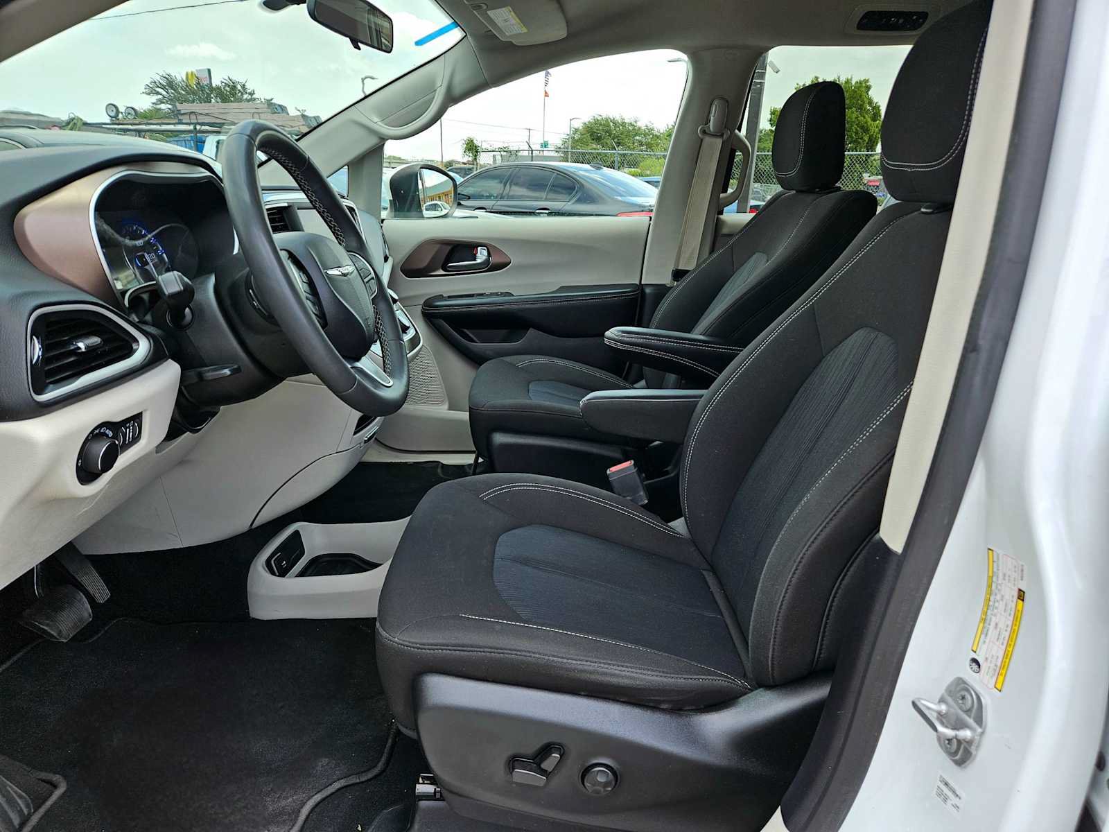 Used 2022 Chrysler Voyager LX FWD image 15