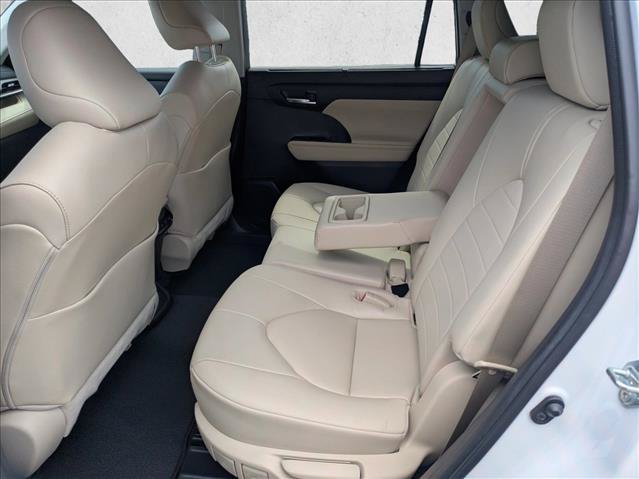 Used 2023 Toyota Highlander XLE FWD image 16