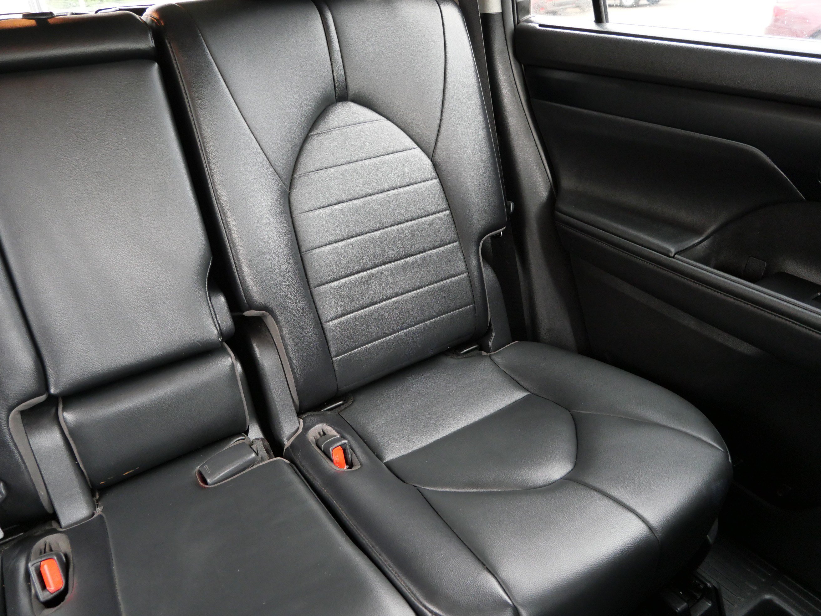 Used 2021 Toyota Highlander XLE AWD/4WD image 14