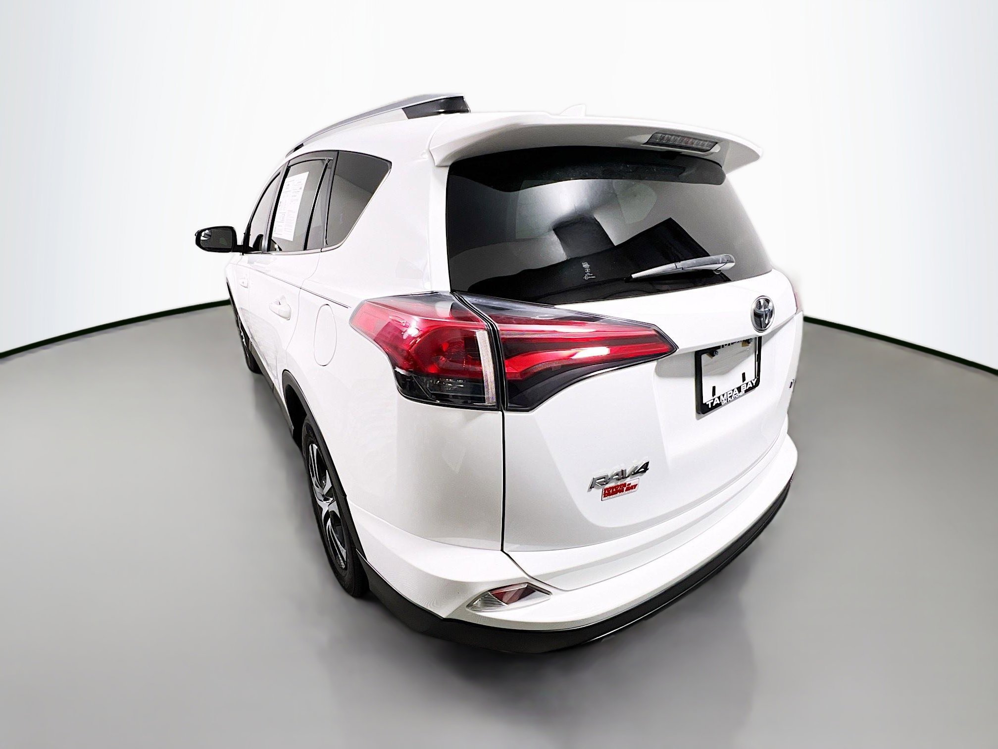 Used 2018 Toyota RAV4 LE FWD image 8