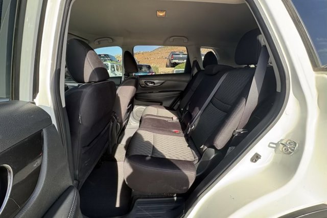 Used 2017 Nissan Rogue SV w/ SV Premium Package image 10