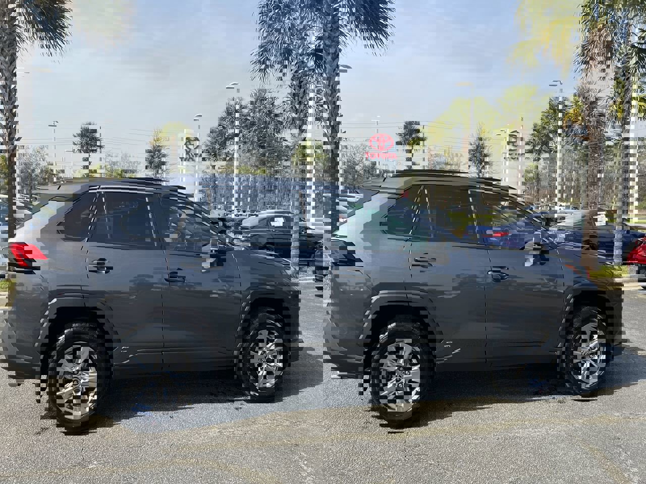 Used 2022 Toyota RAV4 XLE w/ Carpet Mat Package (TMS) image 11