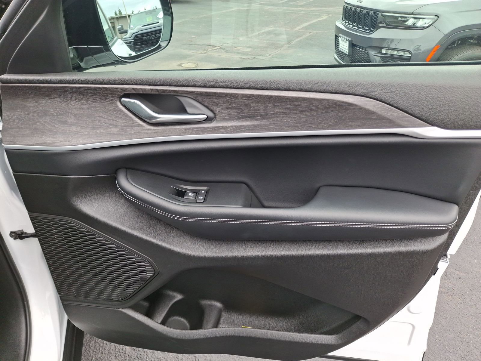 Used 2025 Jeep Grand Cherokee Limited w/ Black Appearance Package AWD/4WD image 24