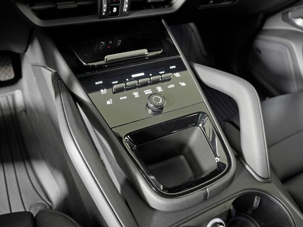 Certified 2024 Porsche Cayenne AWD/4WD image 34