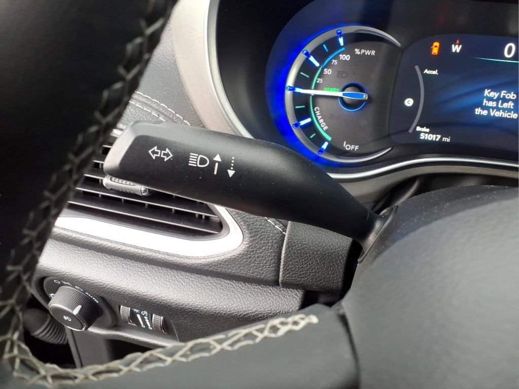 Used 2024 Chrysler Pacifica Premium FWD image 18