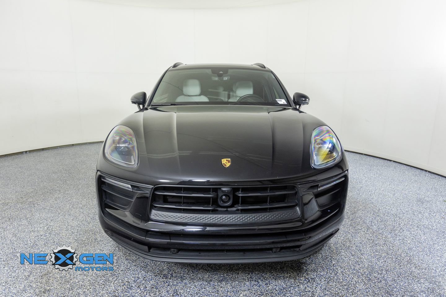 Used 2024 Porsche Macan AWD/4WD image 2