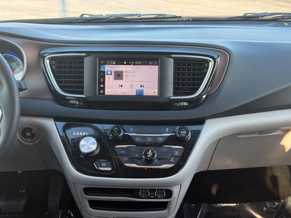 Used 2023 Chrysler Voyager LX image 16