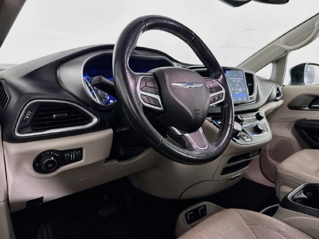Used 2021 Chrysler Pacifica Touring-L FWD image 20
