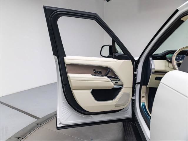 New 2026 Land Rover Range Rover Long Wheelbase SE AWD/4WD image 24