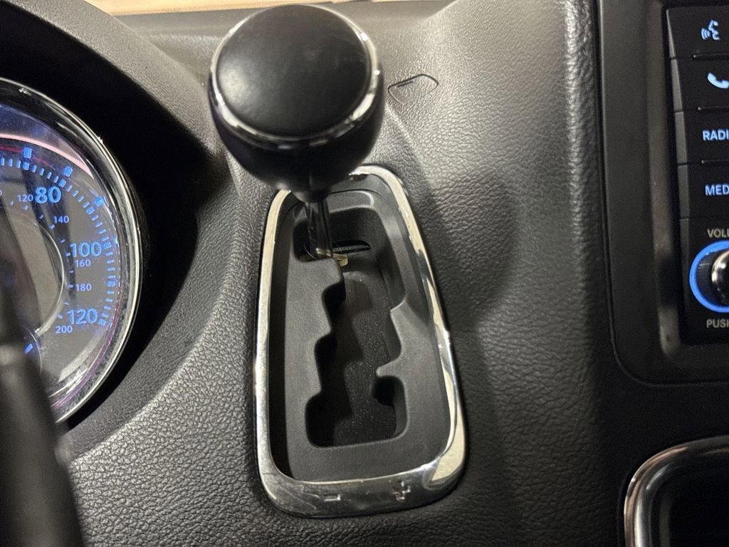 Used 2015 Chrysler Town & Country Touring image 17