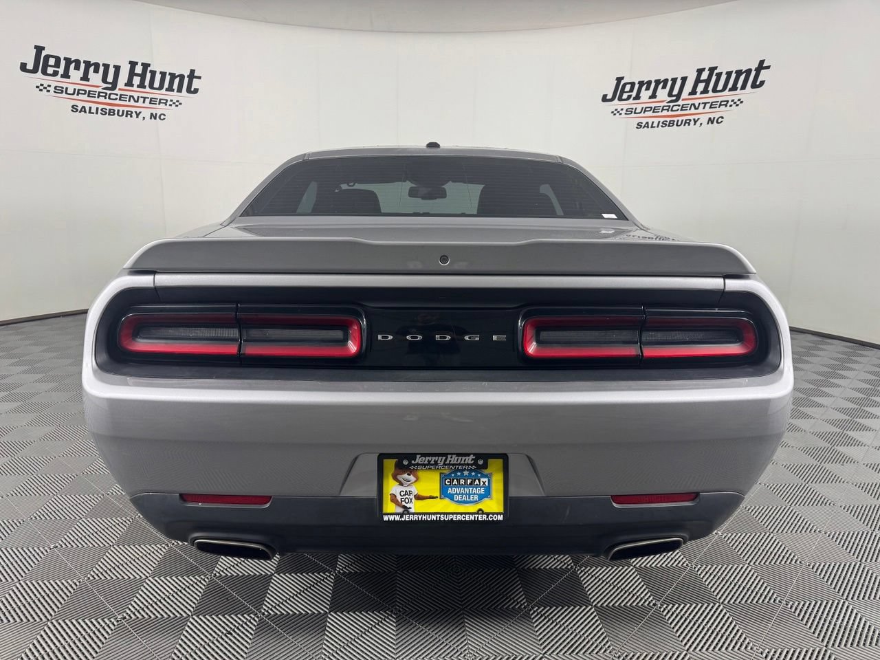 Used 2018 Dodge Challenger SXT RWD image 9